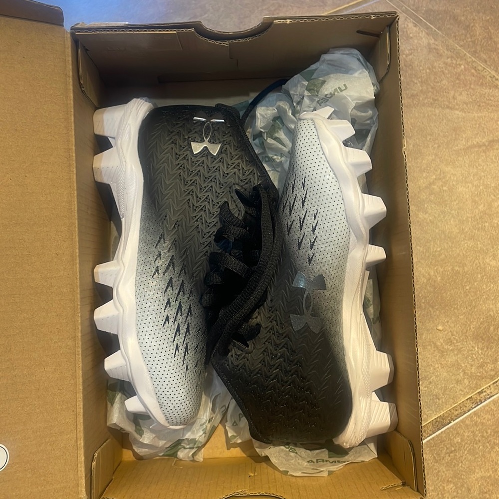 NWT Under Armour Spotlight Fran Cleats! Toddler 11